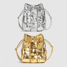 보테가베네타 스몰 카세트 크로스바디 버킷백 717187