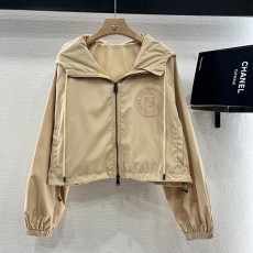 미우미우 후드가 달린 자외선 차단 재킷과 반바지 세트