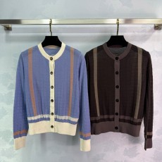 에르메스 파우더 블루와 브라운 컬러가 매치된 긴팔 카디건
