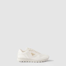 프라다 프랙스 2.0 가죽 스니커즈 1E921N