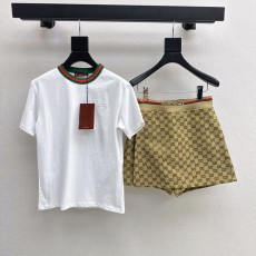 구찌 라운드넥 반팔 티셔츠 + 더블G 자카드 숏스커트