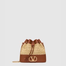 발렌티노 VLOGO SIGNATURE 라피아 미니 버킷백
