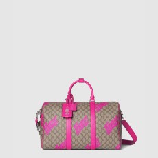 구찌 프린트가 있는 미디엄 더플백 834962