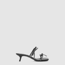 로에베 스웨이드와 라인스톤 소재의 페탈 샌들 LPET465X03