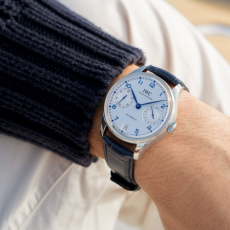 IWC 포르투기저 오토매틱 42 실버톤 다이얼 블루 가죽 스트랩 시계 WC10