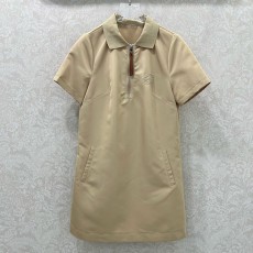 로에베 니트 소재의 네크라인과 반소매 드레스