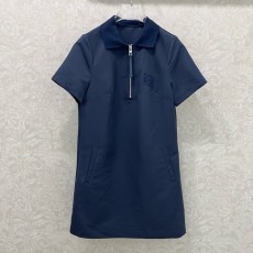 로에베 니트 소재의 네크라인과 반소매 드레스