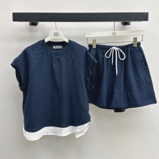 로에베 루즈 탑과 신축성 있는 반바지