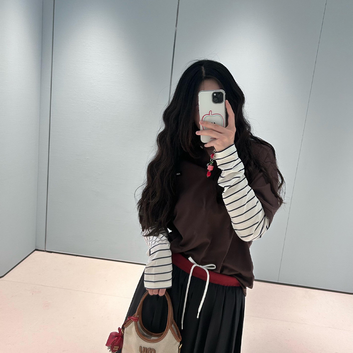 미우미우 25Fw 초가을 신상 컬리지 스타일 폴로 칼라 스트라이프 페이크 투피스 티셔츠 탑