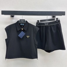 프라다 봄여름 최신 트라이앵글 로고 데코레이션 캐주얼 슈트