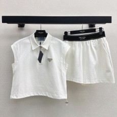 프라다 봄여름 최신 트라이앵글 로고 데코레이션 캐주얼 슈트