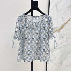 로로피아나 봄과 여름을 위한 최신 하이엔드 컬러, 플로럴 프린트 퍼프 슬리브 탑