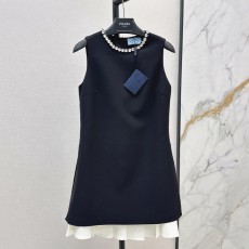 미우미우 봄여름 최신 스타일 대비 컬러 페이크 투피스 네크라인 비즈 드레스