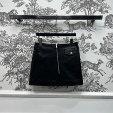 프라다  100% 수입 양가죽 소재의 하이웨이스트 A자 숏 스커트