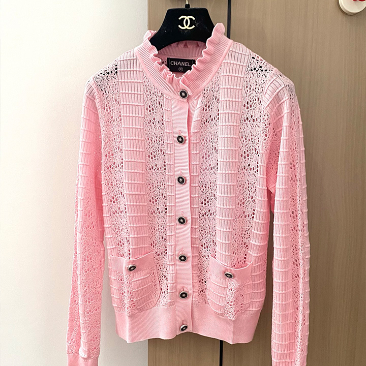 샤넬 고급스러운 느낌을 위한 통기성 로고 버튼이 달린 가디건