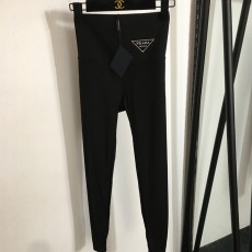 프라다 로고 프린트 엘라스틱 슬림핏 레깅스 요가 팬츠