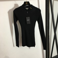 생로랑 레터 메탈 장식, 고탄력 슬림핏 스탠드업 칼라 긴팔 티셔츠 니트 바텀 셔츠