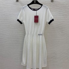 구찌 레터 로고 로고 허리 슬리밍 할로우 니트 스트레치 반팔 드레스! 베이지