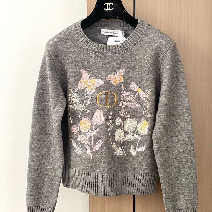 디올 라운드넥 자수 풀오버 스웨터