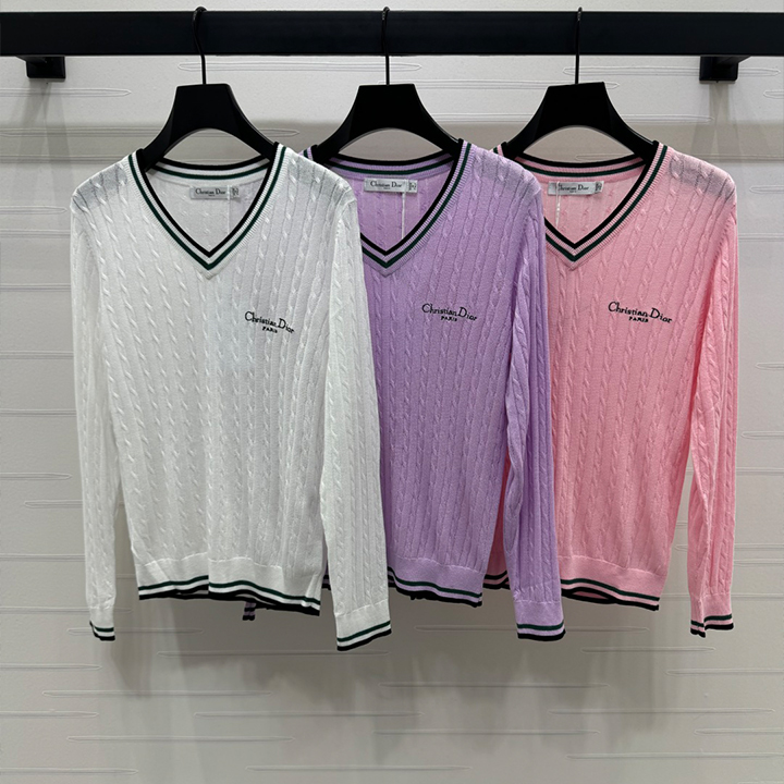 디올 울 니트 소재의 질감, 편안하고 스타일리시한 니트 V넥 티셔츠