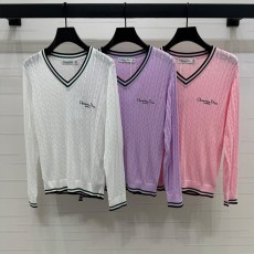 디올 울 니트 소재의 질감, 편안하고 스타일리시한 니트 V넥 티셔츠