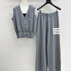 톰브라운 V넥 슬리브리스 니트 베스트 + 엘라스틱 웨이스트 팬츠
