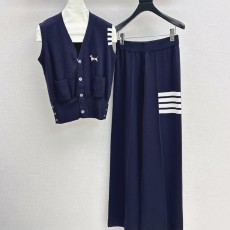 톰브라운 V넥 슬리브리스 니트 베스트 + 엘라스틱 웨이스트 팬츠