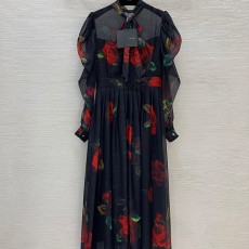 돌체앤가바나 샤이닝 골드 실 로즈 프린트 네크라인 롱 슬리브 드레스