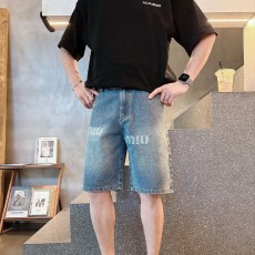 미우미우 오리지널 데님 반바지. 브랜드의 클래식 로고 디자인