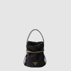 프라다 쁘띠색 누아르 리나일론과 나파 가죽 미니 버킷백 1BE088