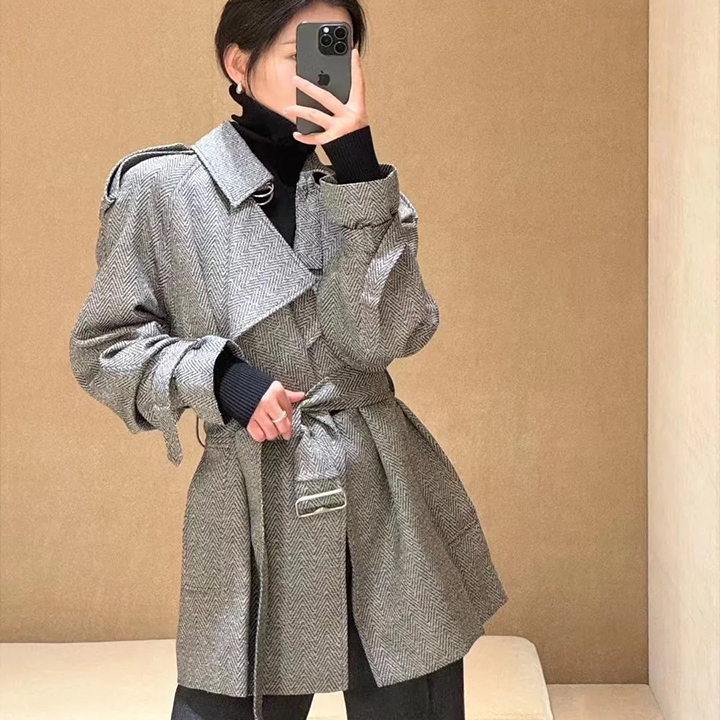 버버리 울과 실크를 섞은 트렌치코트