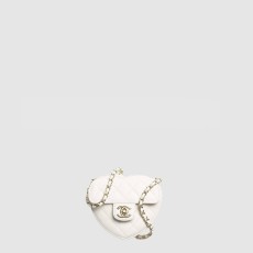 샤넬 핸들 장식의 하트 클러치 AP2784