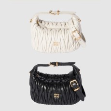 미우미우 마테라쎄 나파 가죽 파우치 5NE026