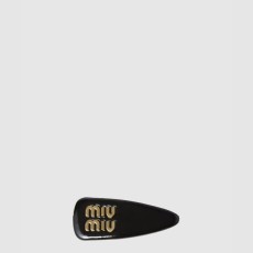 미우미우 페이턴트 가죽 헤어 클립 5IF092