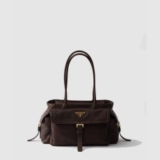 프라다 미디엄 익스플로어 나파 가죽 토트백 1BG596