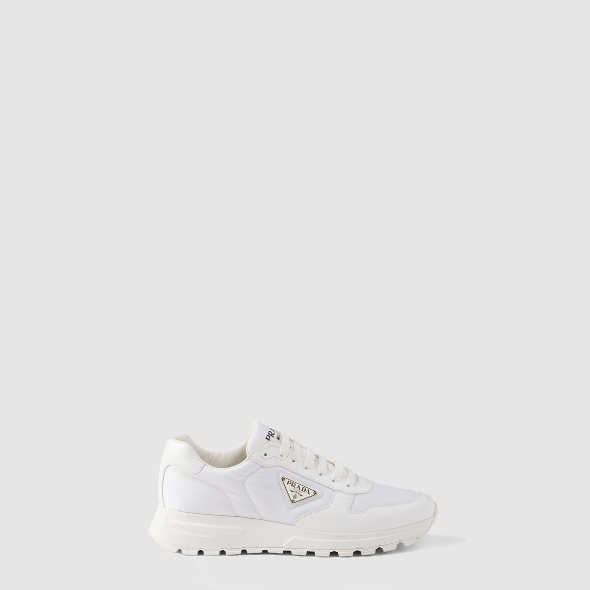프라다 프랙스 01 리나일론 및 브러쉬드 가죽 스니커즈 2EE369