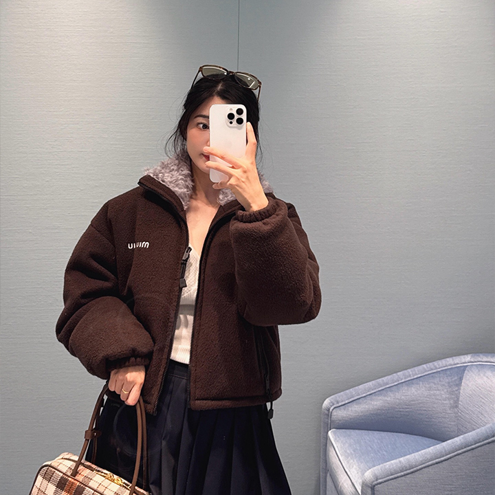 미우미우 25Fw 가을/겨울 신상품 로고 에보니 브라운 숏 퍼 칼라 폴라 플리스 다운 재킷