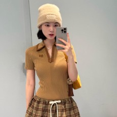 미우미우 25FW 초가을 신상품 리브드 반소매 캐시미어 블렌드 폴로 스웨터