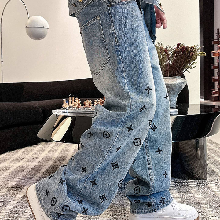 루이비통 3D 자수 모노그램 로고가 전면에 새겨진 새로운 LV 데님 팬츠