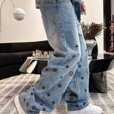 루이비통 3D 자수 모노그램 로고가 전면에 새겨진 새로운 LV 데님 팬츠