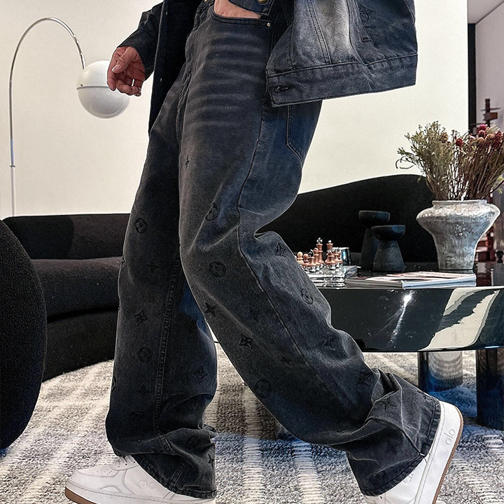 루이비통 3D 자수 모노그램 로고가 전면에 새겨진 새로운 LV 데님 팬츠