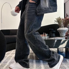 루이비통 3D 자수 모노그램 로고가 전면에 새겨진 새로운 LV 데님 팬츠