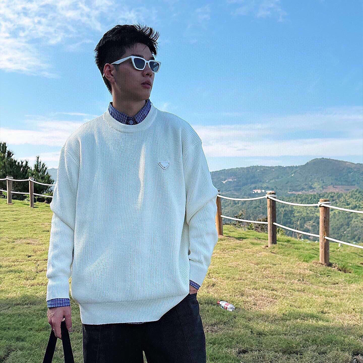 프라다 트라이앵글 로고 긴팔 스웨터