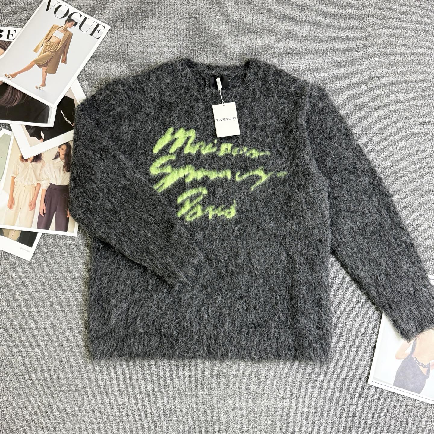 지방시 새로운 모헤어 레터 자카드 니트 스웨터