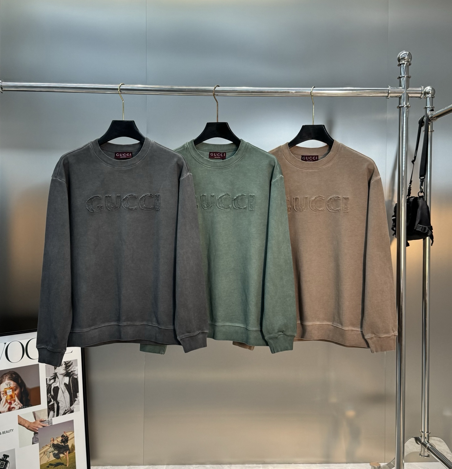 구찌 로고 아플리케 스웨트셔츠는 헤비 워싱 가공