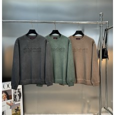 구찌 로고 아플리케 스웨트셔츠는 헤비 워싱 가공