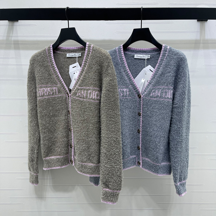 디올 2025 가을/겨울 최신 컬렉션 코바늘 레터링 V넥 긴팔 가디건