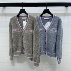 디올 2025 가을/겨울 최신 컬렉션 코바늘 레터링 V넥 긴팔 가디건