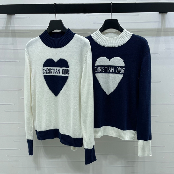 디올 2025 가을/겨울 컬렉션! 크로셰 레터 니트 스웨터