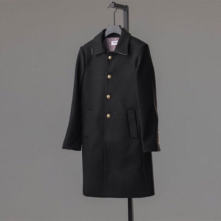 톰브라운 TB 금장 삼선띠 로고 미들 코트